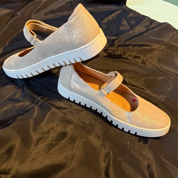 Vionic Uptown Mary Jane Flats Gold Shimmer Leather size 8.5 EUC - Picture 5 of 16